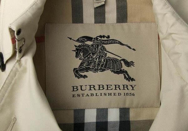 Ο Burberry ανακοίνωσε πως καταργεί την αληθινή γούνα και δεν ξανακαίει απούλητα ρούχα