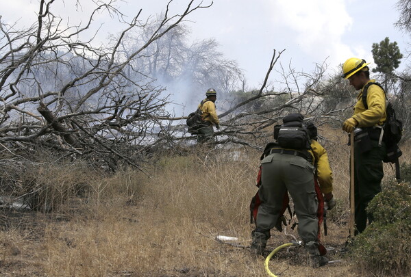 Ανεξέλεγκτες μαίνονται οι πυρκαγιές στην Καλιφόρνια