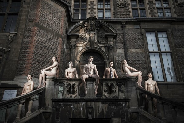 Φοιτητές και φοιτήτριες του πανεπιστημίου του Κέιμπριτζ φωτογραφήθηκαν (ξανά) γυμνοί για καλό σκοπό