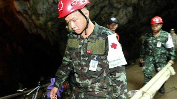 Θρίλερ με τη διάσωση των 12 παιδιών και του προπονητή τους στην Ταϊλάνδη - Ανεβαίνει η στάθμη των υδάτων στη σπηλιά
