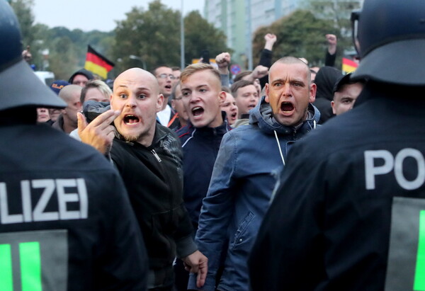 Άγρια επεισόδια στη Γερμανία με συγκρούσεις ακροδεξιών και αντιφασιστών