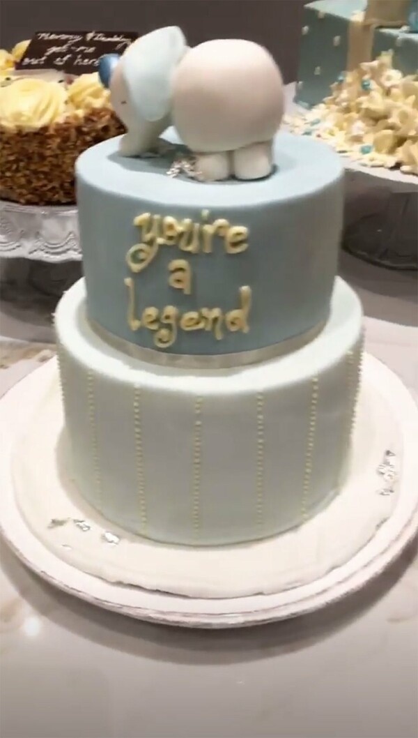 Οι τούρτες, οι selfies και οι διάσημοι που πήγαν στο baby shower της Κρίσι Τέιγκεν