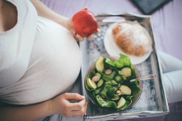 Δύο διατροφικές συνήθειες επηρεάζουν τις γυναίκες που θέλουν να μείνουν έγκυες