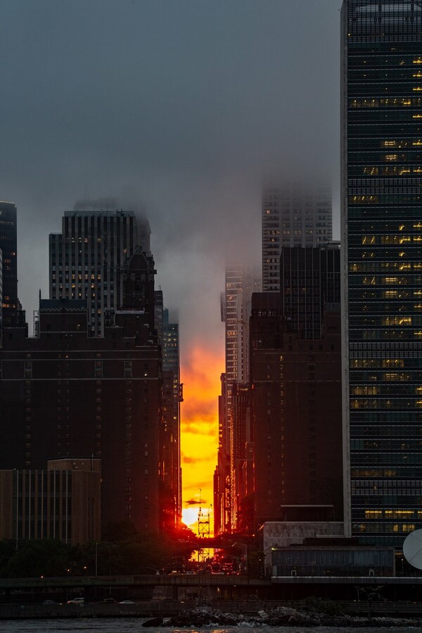 Manhattanhenge: Το εντυπωσιακό ηλιοβασίλεμα που καθηλώνει κάθε χρόνο τη Νέα Υόρκη