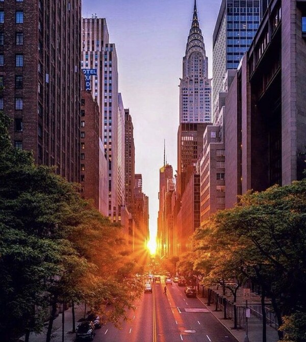 Manhattanhenge: Το εντυπωσιακό ηλιοβασίλεμα που καθηλώνει κάθε χρόνο τη Νέα Υόρκη