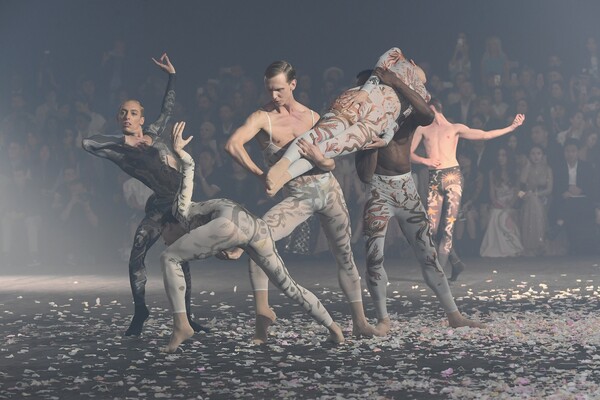 Μαγικός Dior στο Παρίσι - Χορογραφημένη πασαρέλα, μπαλαρίνες και χιλιάδες ροδοπέταλα