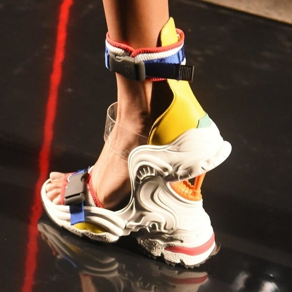Τα πιο «άσχημα» παπούτσια των Dsquared2 και η πανάκριβη μανία που ξεκίνησαν τα τερατώδη Balenciaga