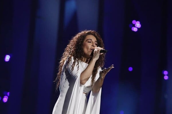 Eurovision 2018: Με λευκό φόρεμα και μπλε χέρι η Γιάννα Τερζή στην πρώτη πρόβα - Δείτε την εμφάνιση της ελληνικής συμμετοχής