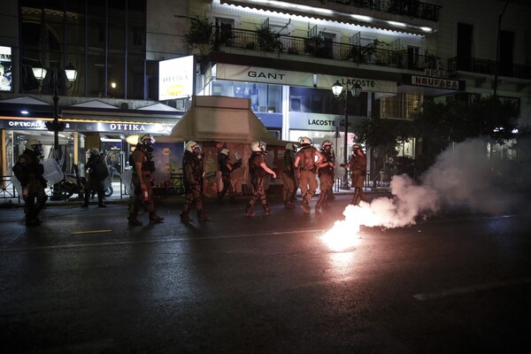 Επεισόδια σε Πειραιά και Θεσσαλονίκη μετά τις πορείες για τον Παύλο Φύσσα