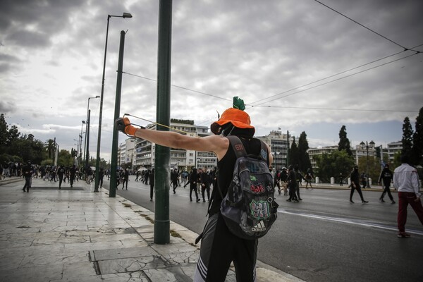 Φωτογραφίες από τα επεισόδια στο Σύνταγμα