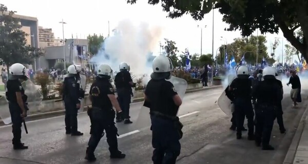 Επεισόδια στη Θεσσαλονίκη: Πετροπόλεμος και χημικά έξω από το δημαρχείο - ΒΙΝΤΕΟ