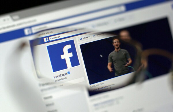 Το Facebook αντιμέτωπο με πρόστιμο 500.000 λιρών στη Βρετανία για το σκάνδαλο Cambridge Analytica