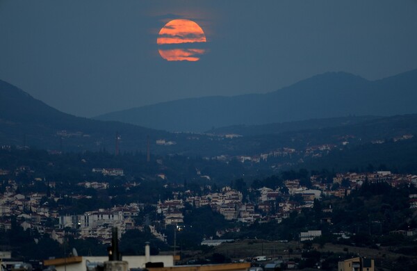 Το ματωμένο φεγγάρι στον ελληνικό ουρανό - Δείτε Live τη μεγαλύτερη ολική έκλειψη Σελήνης του αιώνα