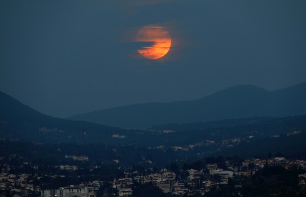 Το ματωμένο φεγγάρι στον ελληνικό ουρανό - Δείτε Live τη μεγαλύτερη ολική έκλειψη Σελήνης του αιώνα