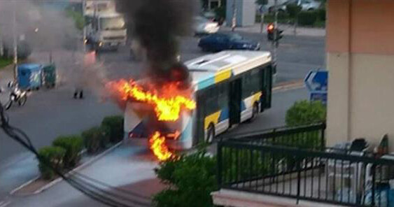 Φωτιά σε λεωφορείο του ΟΑΣΑ στη Νίκαια