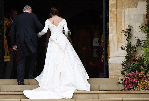 Υπέροχη νύφη, διάσημοι καλεσμένοι και ένα μικρό χάος στο γάμο της πριγκίπισσας Ευγενίας