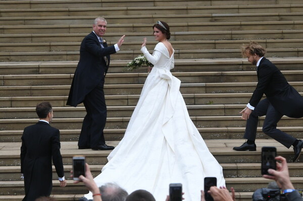 Υπέροχη νύφη, διάσημοι καλεσμένοι και ένα μικρό χάος στο γάμο της πριγκίπισσας Ευγενίας