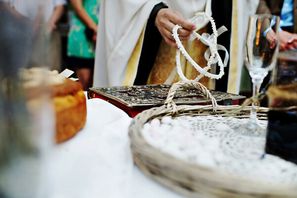 Ψεύτικοι ιερείς πάντρευαν ζευγάρια σε κτήμα στη Βαρυμπόμπη- Άκυροι πάνω από 50 γάμοι