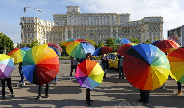 Προς νομιμοποίηση του γάμου ομόφυλων ζευγαριών στη Ρουμανία