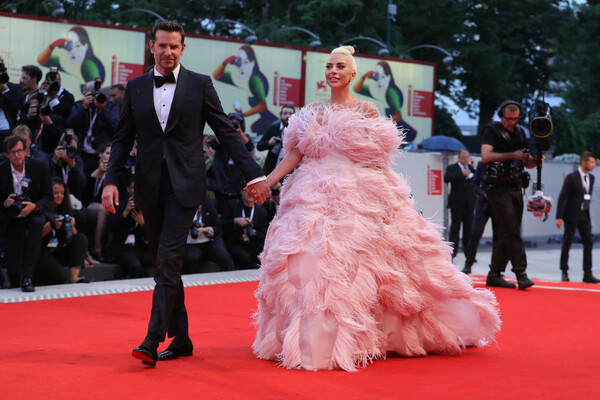 Φεστιβάλ Βενετίας: H πληθωρική Lady Gaga στο κόκκινο χαλί και διάσημες αφίξεις για το «A Star Is Born»