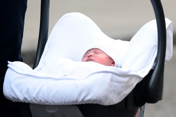 Οι πρώτες φωτογραφίες του βασιλικού μωρού - Βγήκε από την κλινική η Κέιτ Μίντλετον
