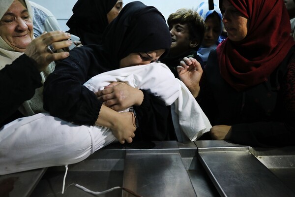 Οι Παλαιστίνιοι θρηνούν και θάβουν τους νεκρούς τους - Ανείπωτη οδύνη στην κηδεία της οκτώ μηνών Leila