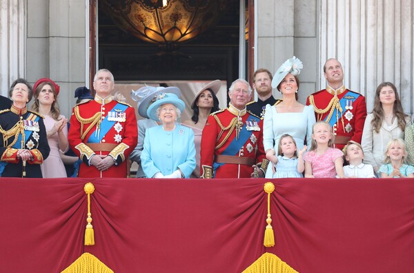 Όλη η βασιλική οικογένεια στο μπαλκόνι και η Μέγκαν Μαρκλ με φόρεμα που καμιά ποτέ δεν τόλμησε για τα γενέθλια της Ελισάβετ