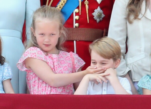 Όλη η βασιλική οικογένεια στο μπαλκόνι και η Μέγκαν Μαρκλ με φόρεμα που καμιά ποτέ δεν τόλμησε για τα γενέθλια της Ελισάβετ