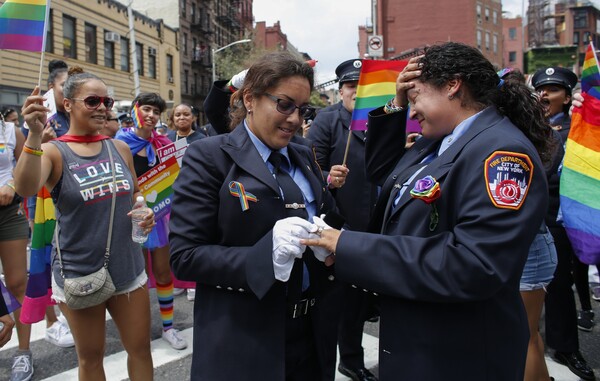 Πολύχρωμο, συγκινητικό, βαθιά πολιτικό και λαμπερό - Αυτό είναι το Pride της Νεας Υόρκης