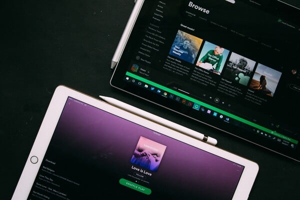 Το νέο δωρεάν Spotify παίζει χωρίς «shuffle mode» και με χαμηλό κόστος δεδομένων στα κινητά