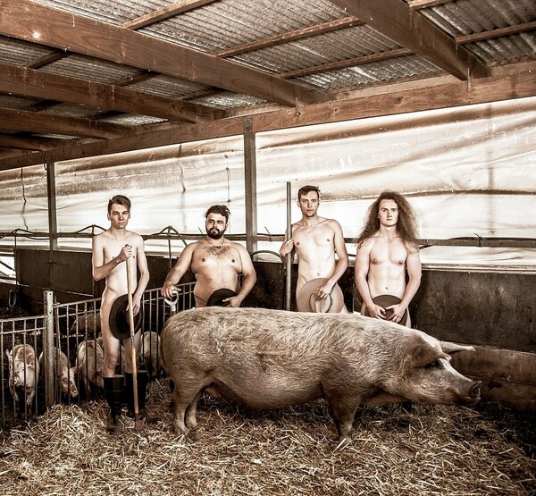 Δεκάδες φοιτητές από το Πανεπιστήμιο του Σίδνεϊ φωτογραφήθηκαν γυμνοί μαζί με ζώα για καλό σκοπό