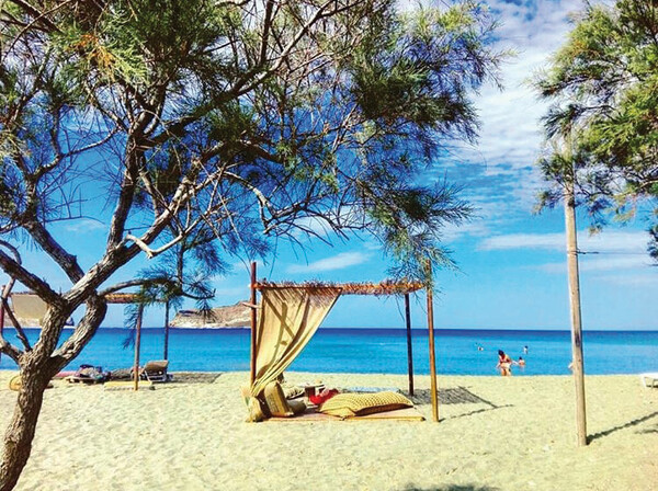 Το Alohari Beach Bar γιορτάζει τα πέντε του χρόνια