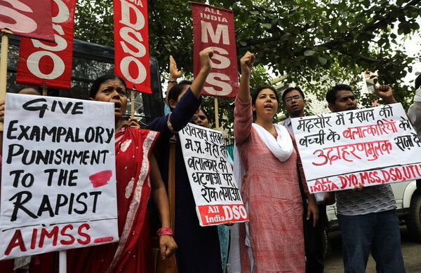 Οργισμένες διαδηλώσεις στην Ινδία για τον βιασμό ενός 7χρονου κοριτσιού