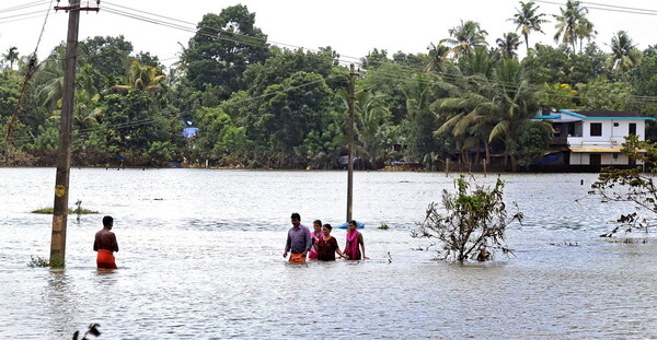 Ξεπέρασαν τους 400 οι νεκροί από τις πλημμύρες στην Ινδία
