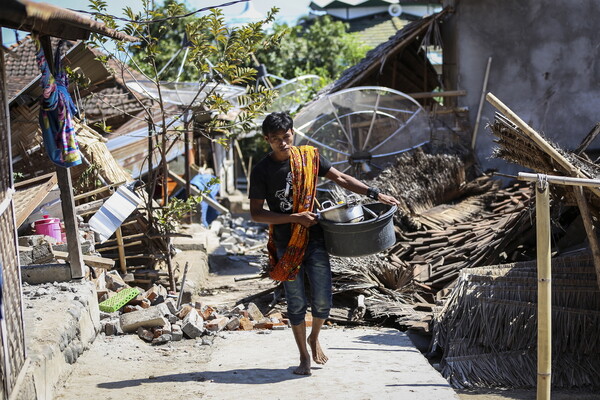 Τουλάχιστον 98 νεκροί από τον σεισμό στην Ινδονησία - Απομάκρυνση χιλιάδων κατοίκων και τουριστών