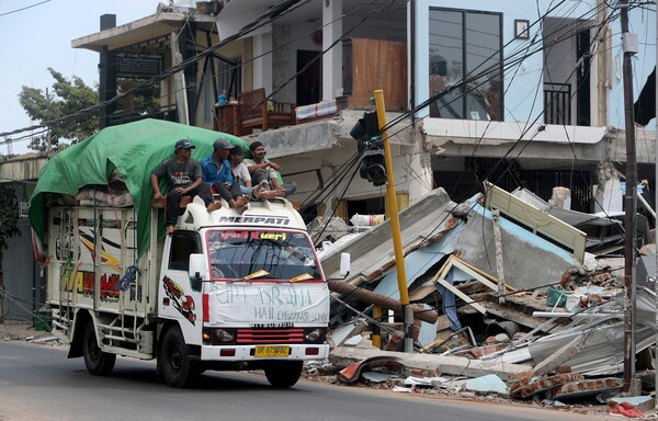 Φονικός σεισμός στην Ινδονησία: 321 οι νεκροί στη συνοικία Λομπόκ