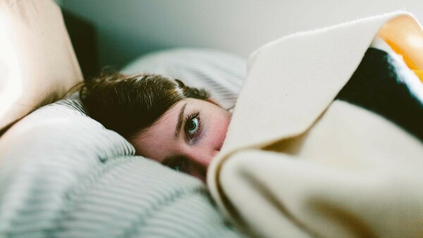 Τι αποκαλύπτει η μεγαλύτερη έρευνα για τον ύπνο και πόσο πρέπει τελικά να κοιμάται κανείς