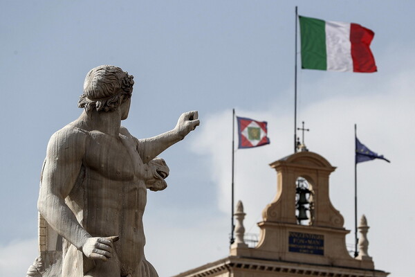 Ο Moody's υποβάθμισε την Ιταλία - Μία βαθμίδα πριν τα «σκουπίδια» το αξιόχρεο