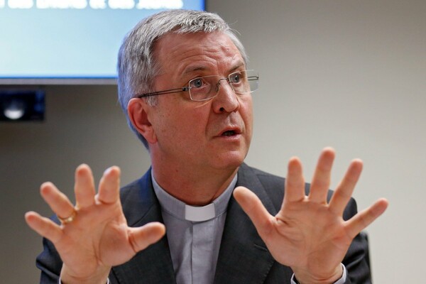 Βέλγος επίσκοπος ξεσπά κατά του Βατικανού, μετά το διάταγμα για τα ομόφυλα ζευγάρια: Νιώθω ντροπή για την εκκλησία μου