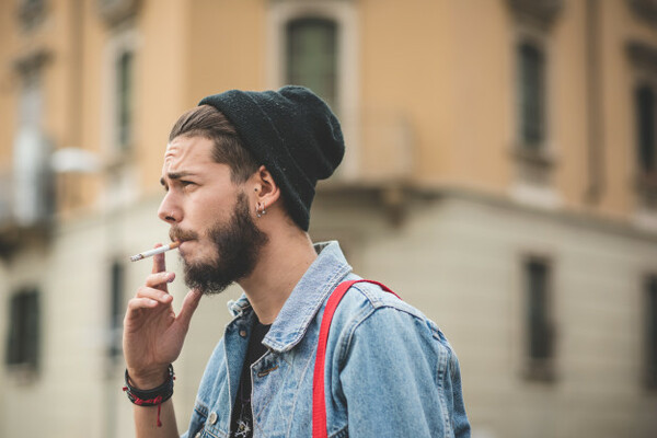 Οι άνδρες που καπνίζουν επί χρόνια κινδυνεύουν περισσότερο από Αλτσχάιμερ και άνοια