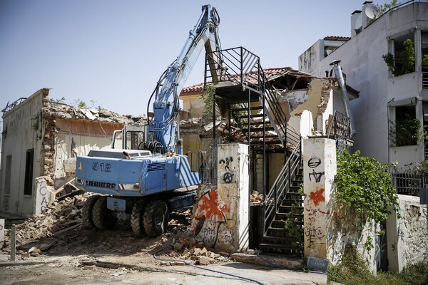 Κατεδαφίζεται κτίριο στα Εξάρχεια παρουσία της αστυνομίας
