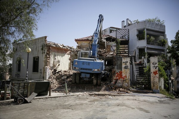 Κατεδαφίζεται κτίριο στα Εξάρχεια παρουσία της αστυνομίας