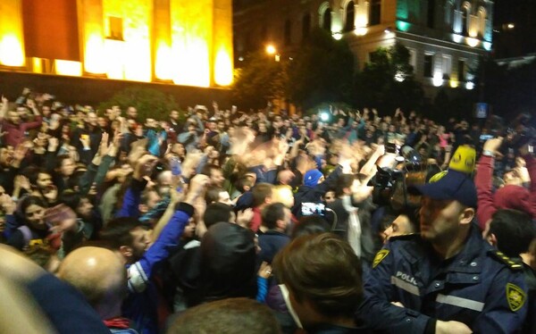 Κύμα οργής στην Τιφλίδα για την έφοδο της αστυνομίας σε διάσημα κλαμπ - Εικόνες χάους χθες το βράδυ