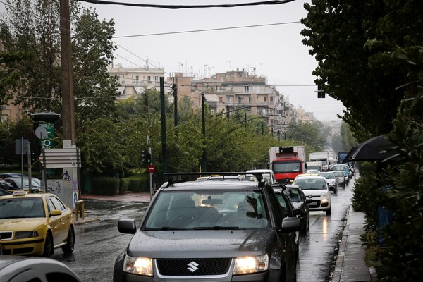 Αυξημένη κίνηση και κλειστοί δρόμοι στην Αττική