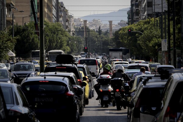 Αυξημένη κίνηση στους δρόμους της Αττικής - Καραμπόλα στον Κηφισό