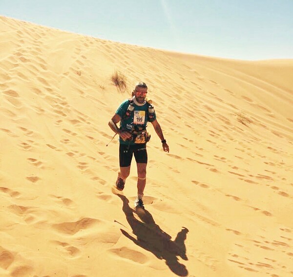 Ο Bill Kouman στα 40 του και πρώην υπέρβαρος, πρόσφατα τερμάτισε στον υπερμαραθώνιο της Σαχάρας