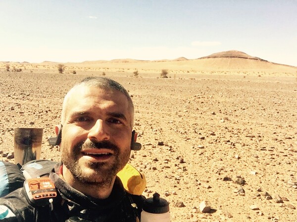 Ο Bill Kouman στα 40 του και πρώην υπέρβαρος, πρόσφατα τερμάτισε στον υπερμαραθώνιο της Σαχάρας