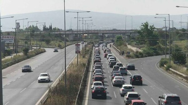 Σχεδόν όλη η Θεσσαλονίκη πάει Χαλκιδική - Ουρές αυτοκινήτων από την έξοδο για την Πρωτομαγιά