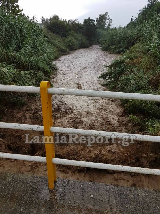 Χείμαρροι και καταστροφές στη Λαμία από τη βροχή - Συναγερμός για εγκλωβισμένο άτομο (Φωτό και Βίντεο)