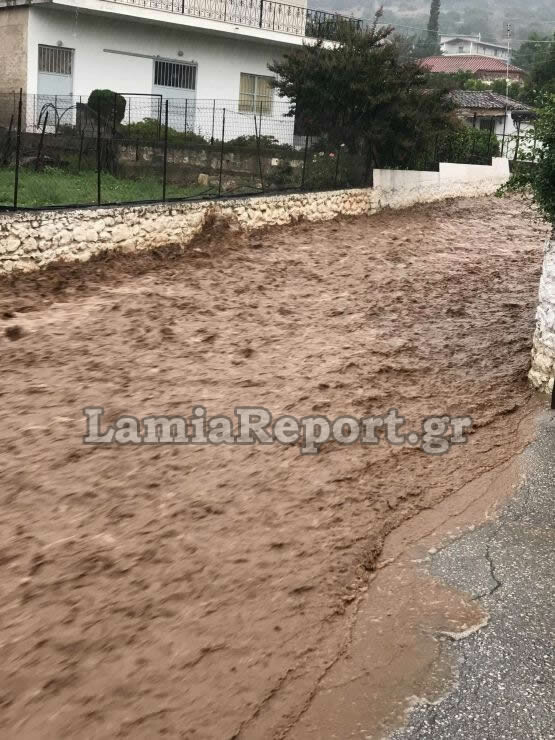Χείμαρροι και καταστροφές στη Λαμία από τη βροχή - Συναγερμός για εγκλωβισμένο άτομο (Φωτό και Βίντεο)